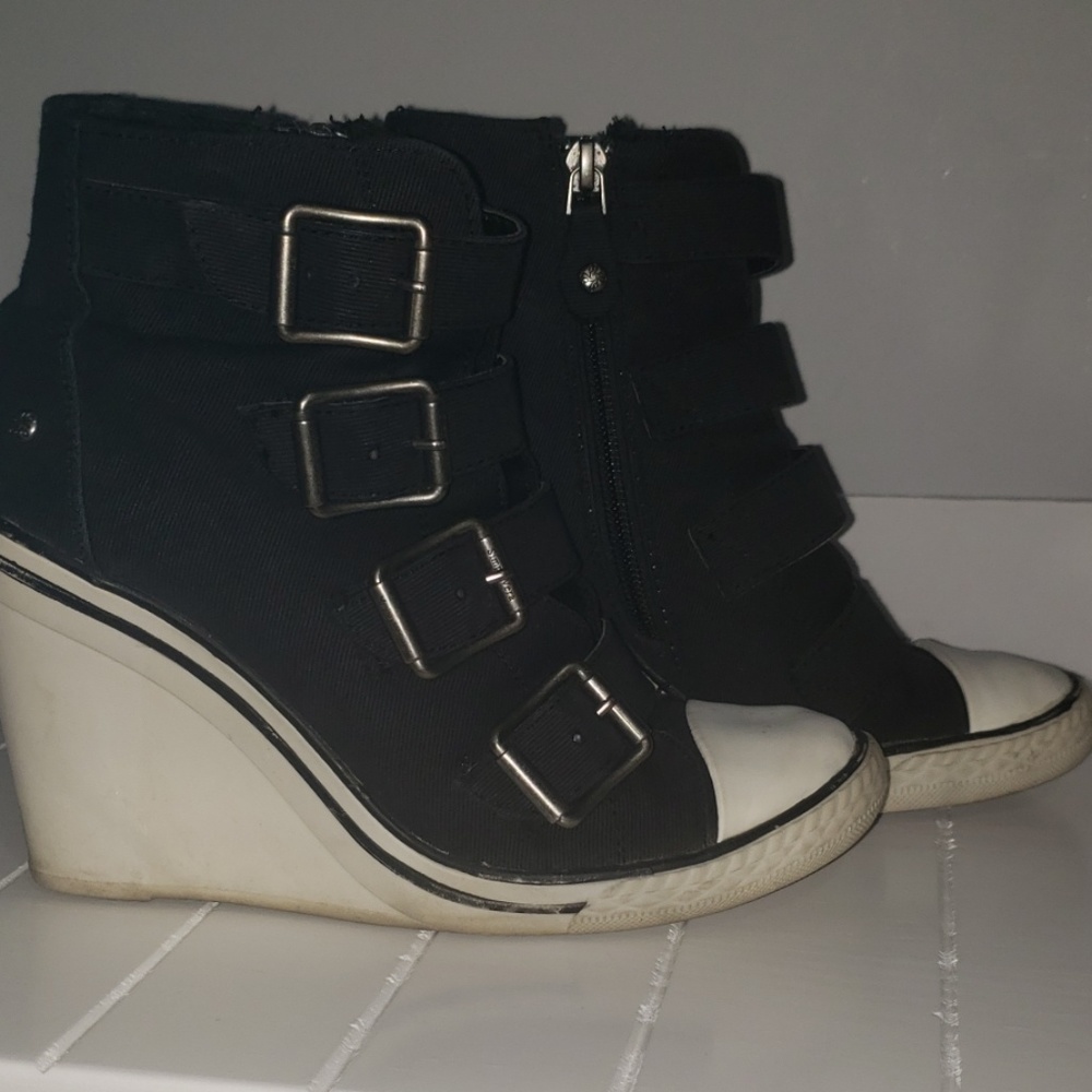 Simply Vera Vera Wang Sneaker Wedges